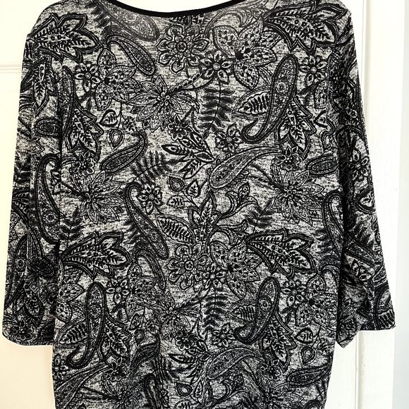 Brochure, black and white paisley top - Picture 2 of 3